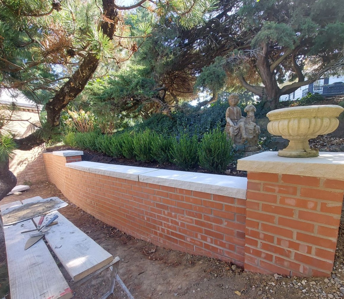 Retaining wall keeps in soil